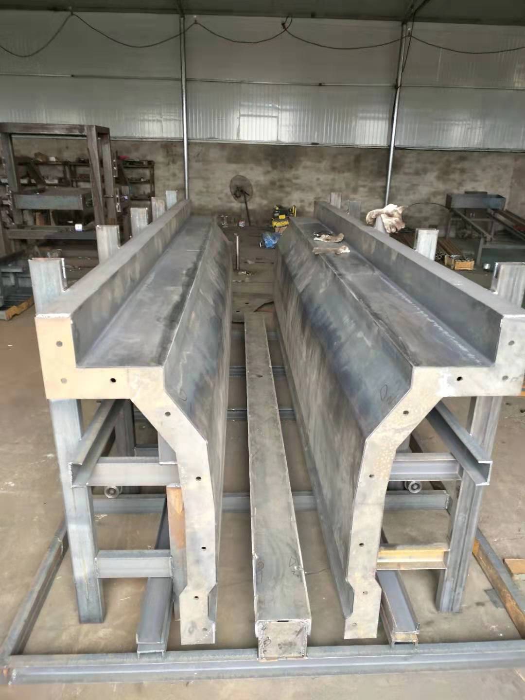 隔离墩万搏平台_万搏平台(中国) 高速隔离墩模具