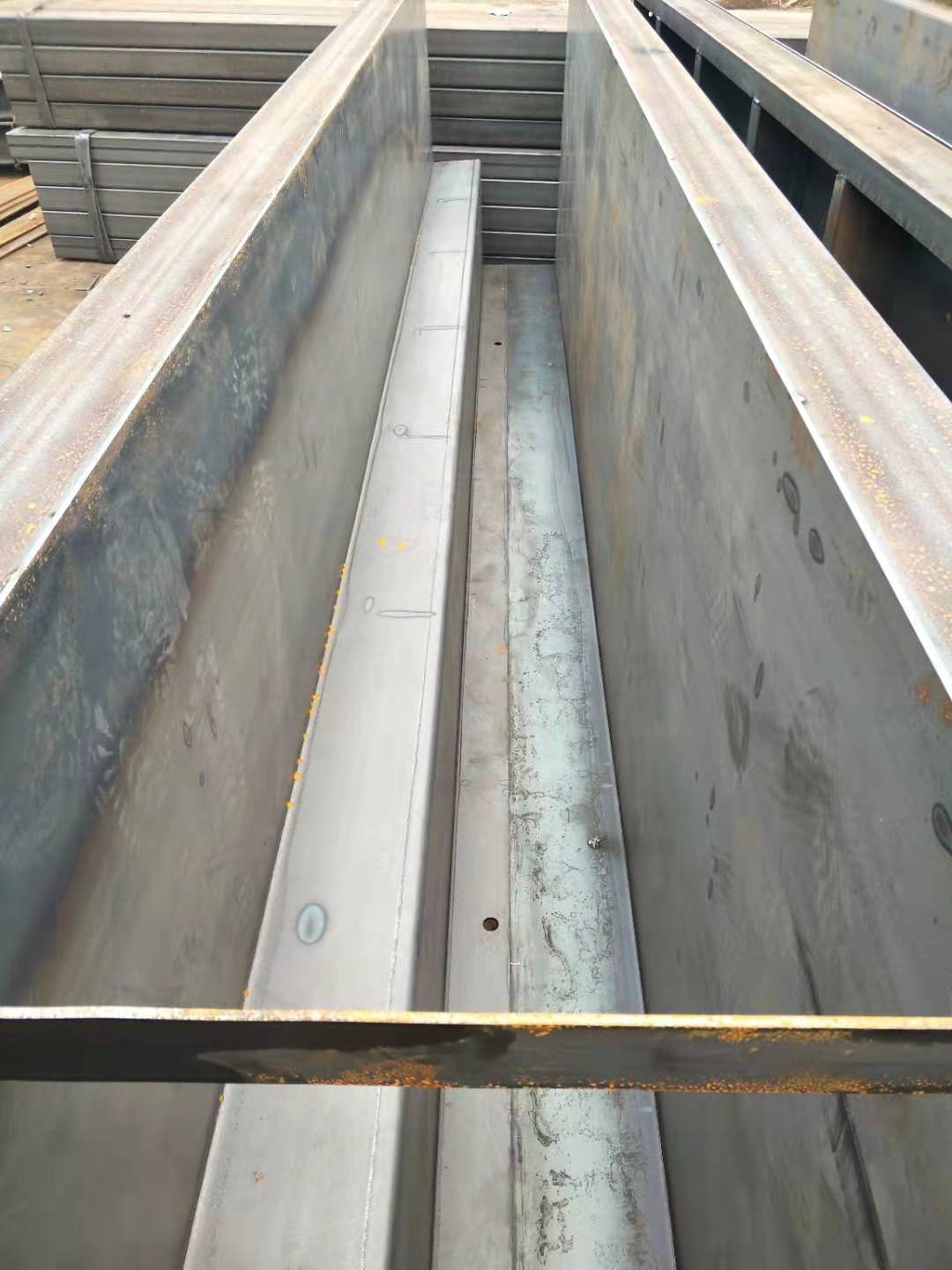 1590980319239730.jpg 高速隔离墩模具6.jpg