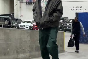 天王山了登哥你得支棱起来啊！哈登赛前简单穿扮抵达球馆