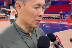 两队黑人发生挥拳冲突！蓝衣队友暴怒飞踢支援！乱成一团