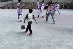 这是哪里的村赛请了这么多黑人？小哥打球真像哈利伯顿啊！